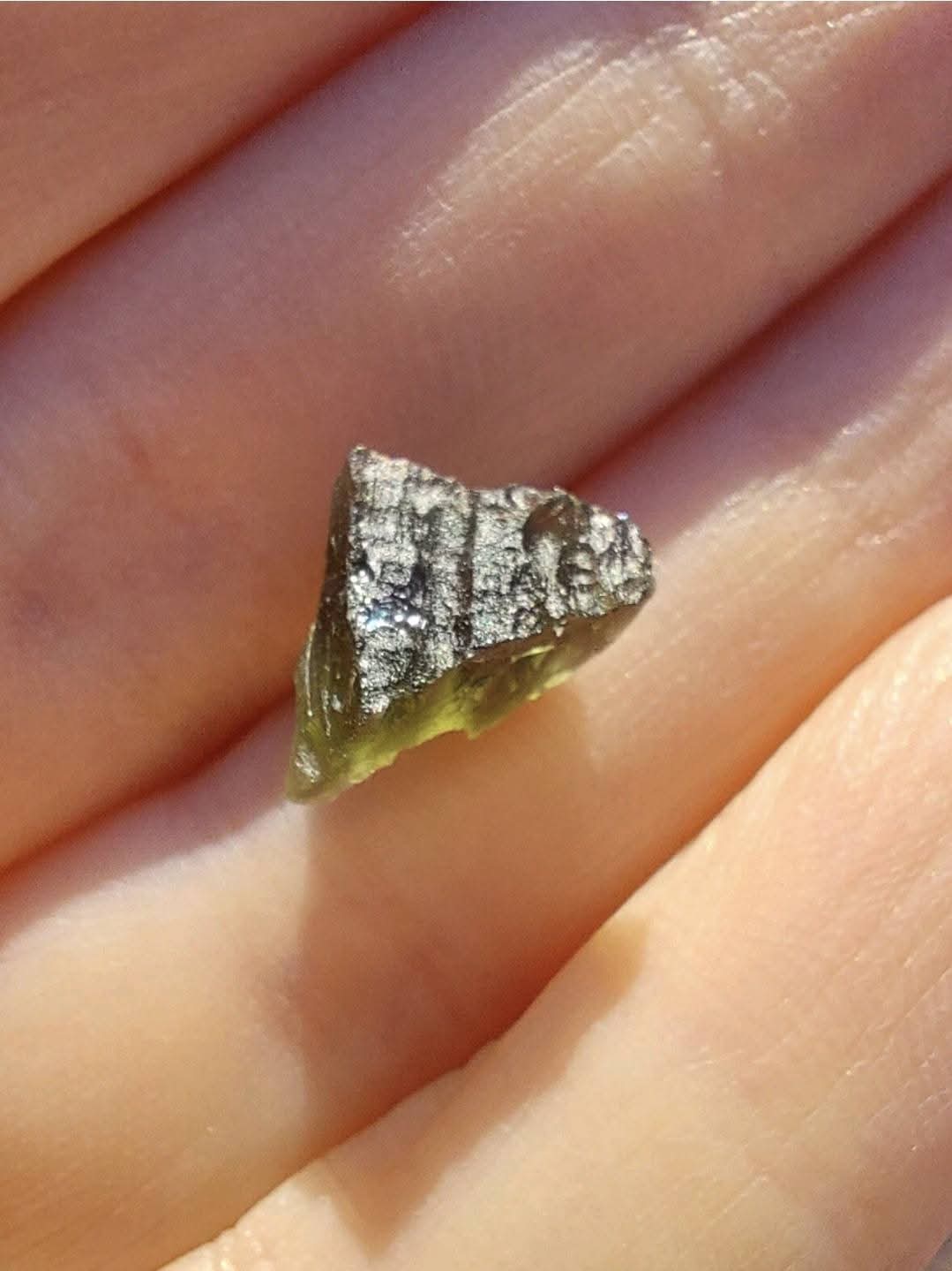 Moldavite Piece, 0.64g, Tektite (Ref: 927)