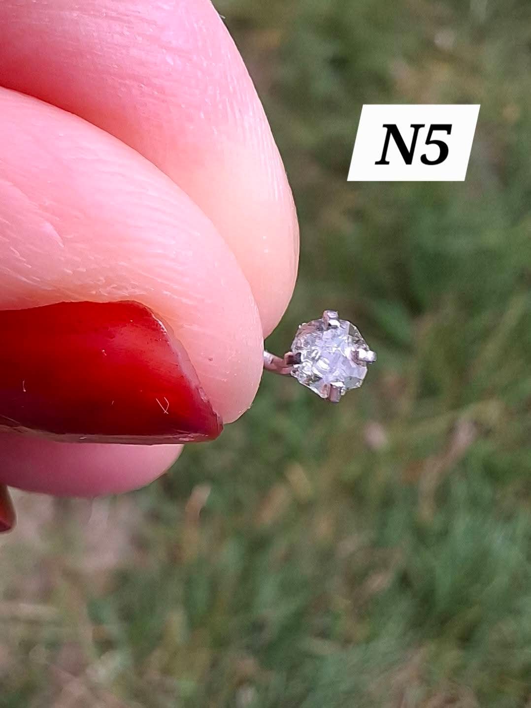 Moldavite (raw) NOSE STUD, 20G, L shape, Surgical steel, Tektite (Ref: N5)