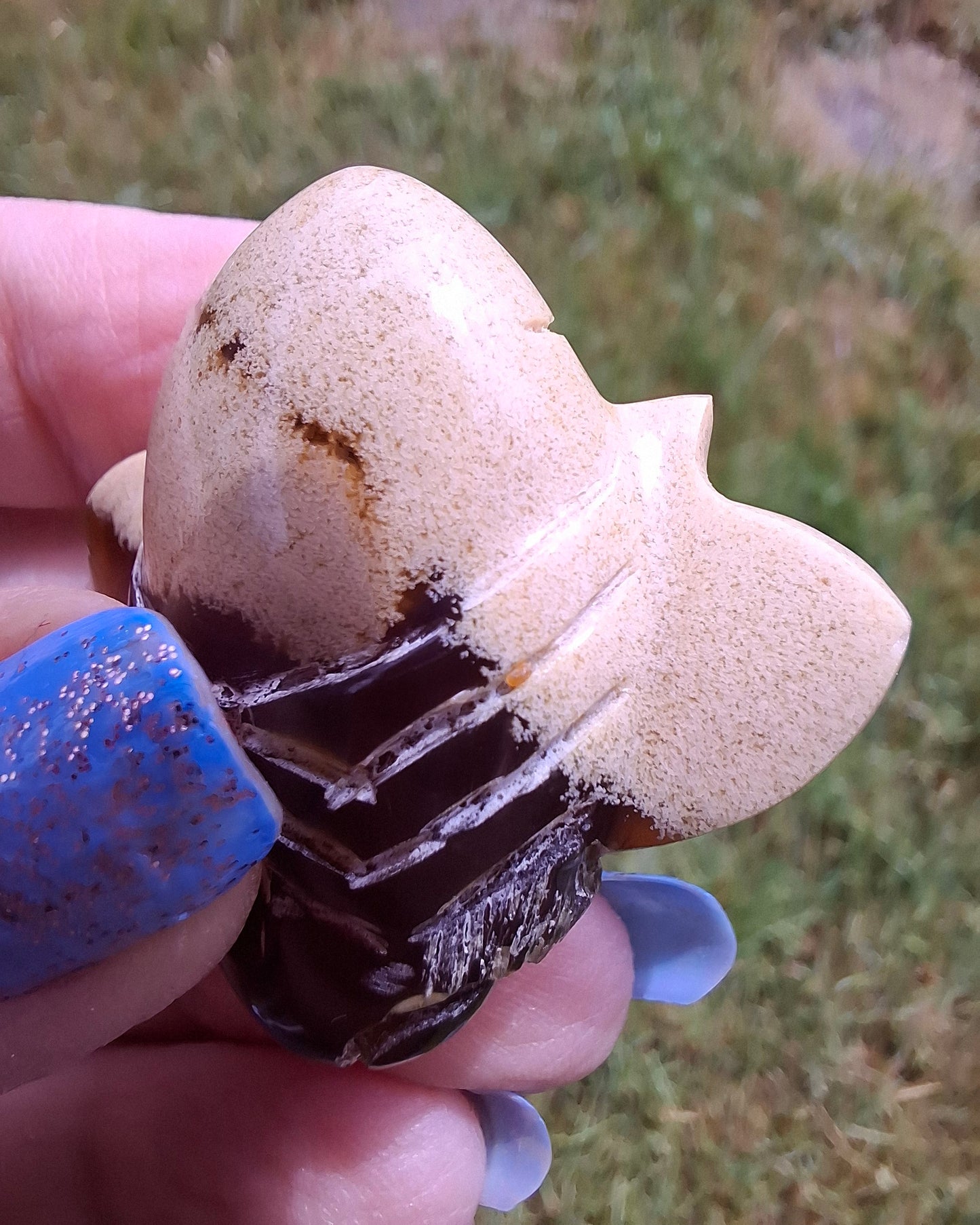 Red Amber Honey Bee Carving, 8.34g, Fossil (Ref: Bee38)