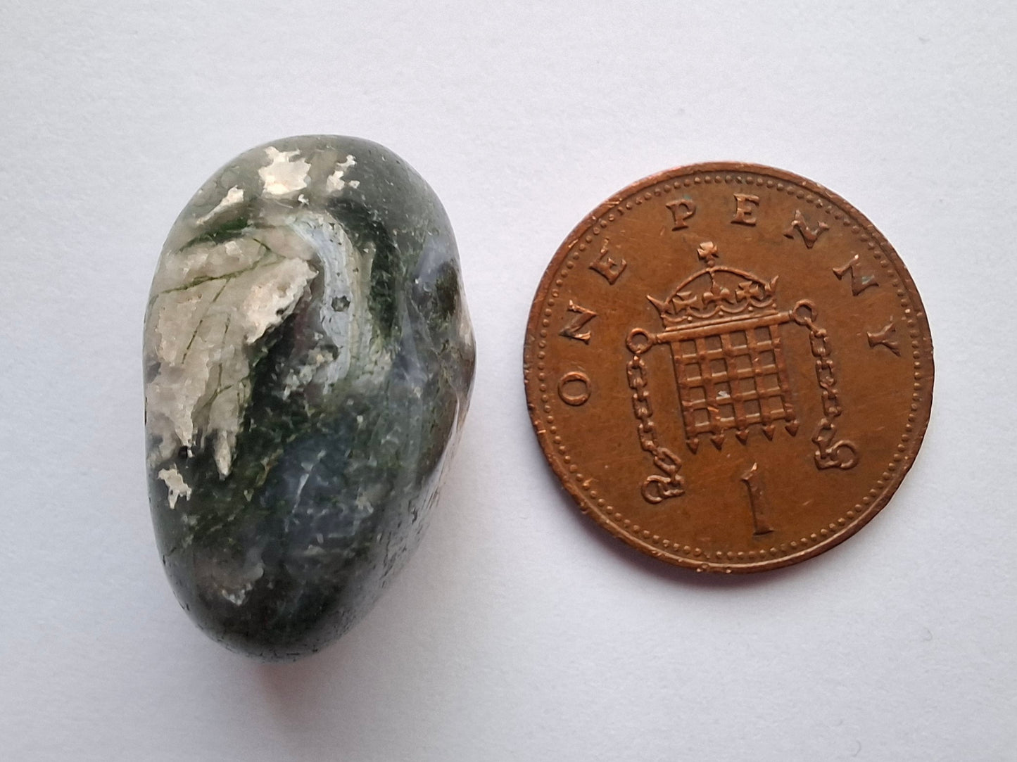 Green Moss Agate, Tumble Stone, Crystal (Ref: T168)