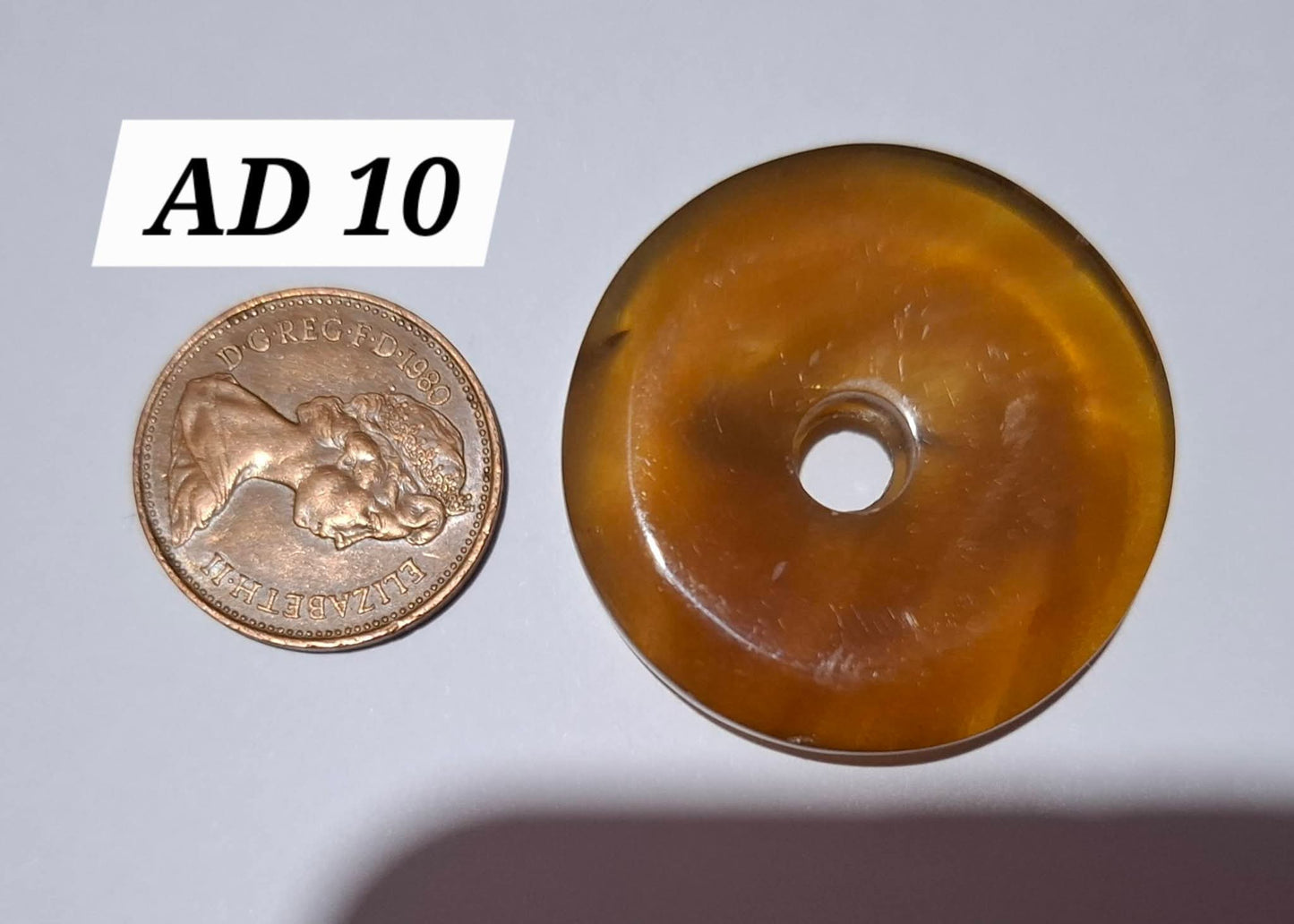 Red Amber Disc/Doughnut carving, Sphere holder, 4.66g, Fossil (Ref: AD10)