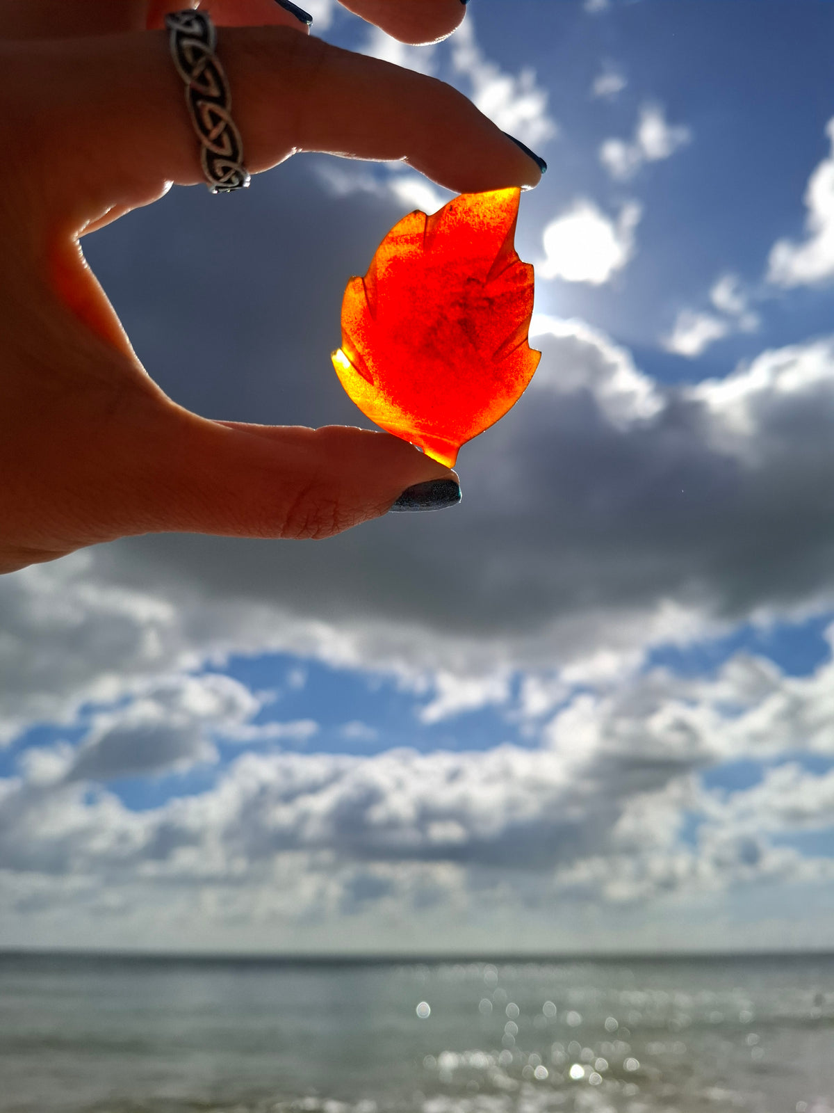 Red Amber Leaf Carving, 7.69g, Fossil (Ref: Leaf5)