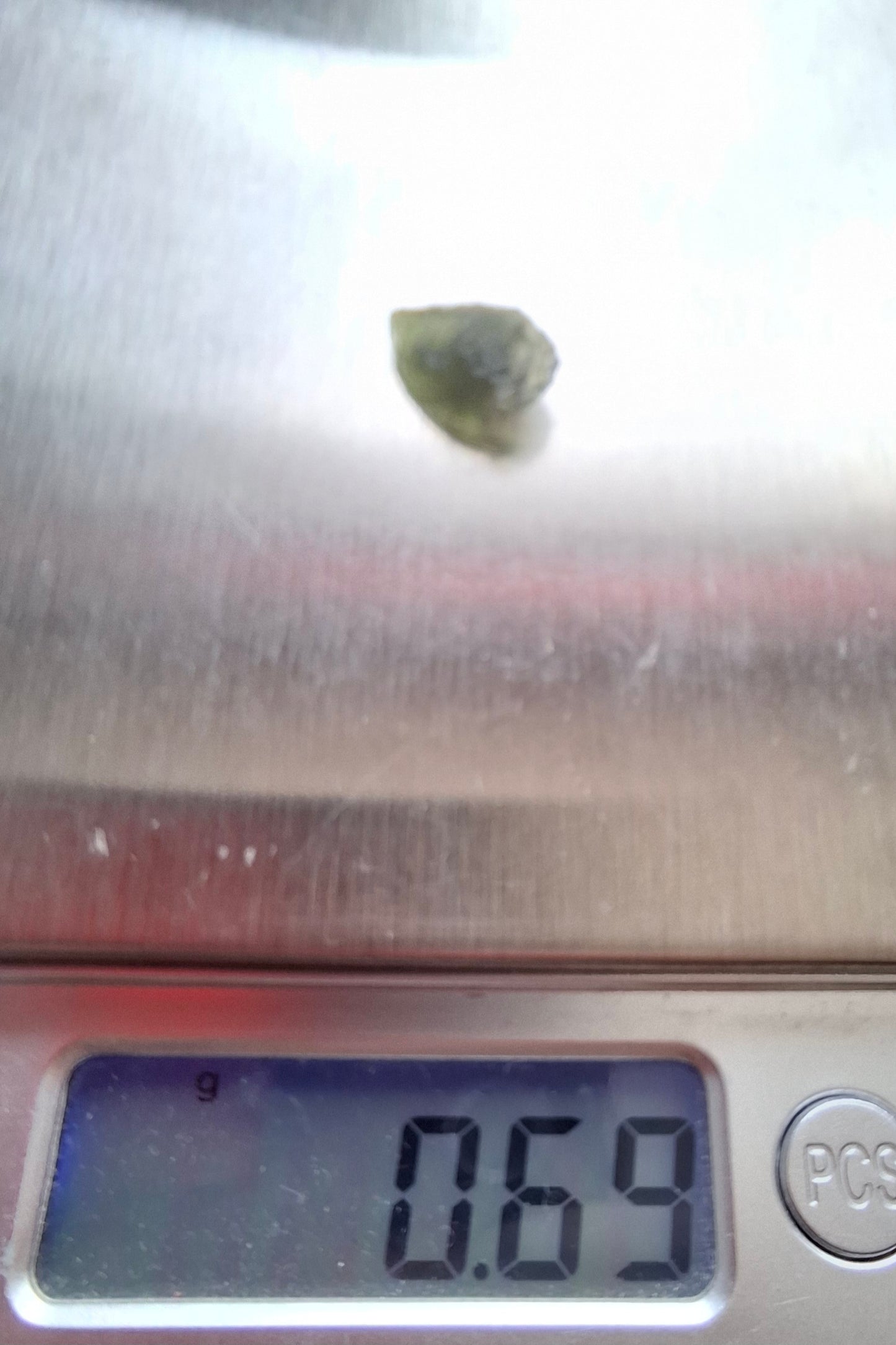 Moldavite Piece, 0.69g, Tektite (Ref: 1407)