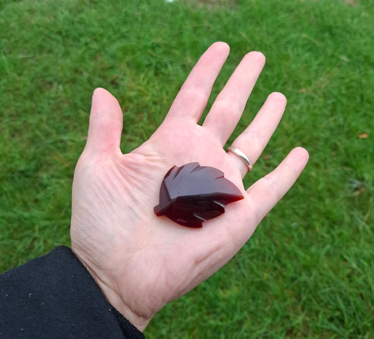 Red Amber Leaf Carving, 7.69g, Fossil (Ref: Leaf5)