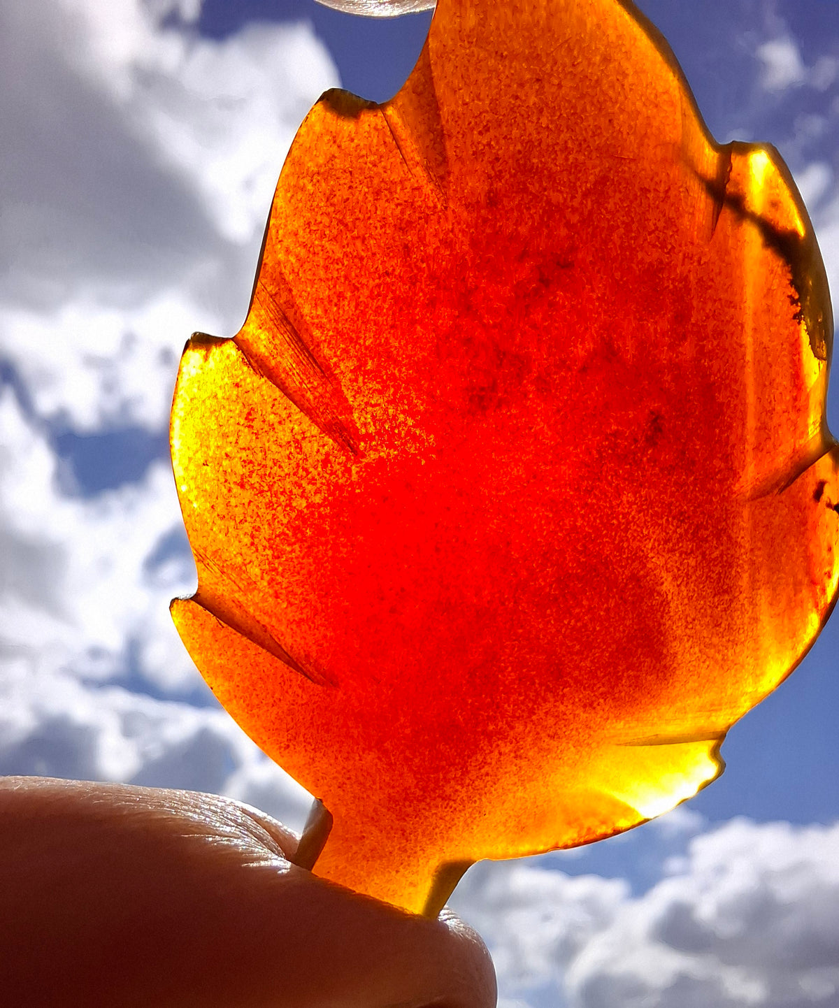 Red Amber Leaf Carving, 7.51g, Fossil (Ref: Leaf12)