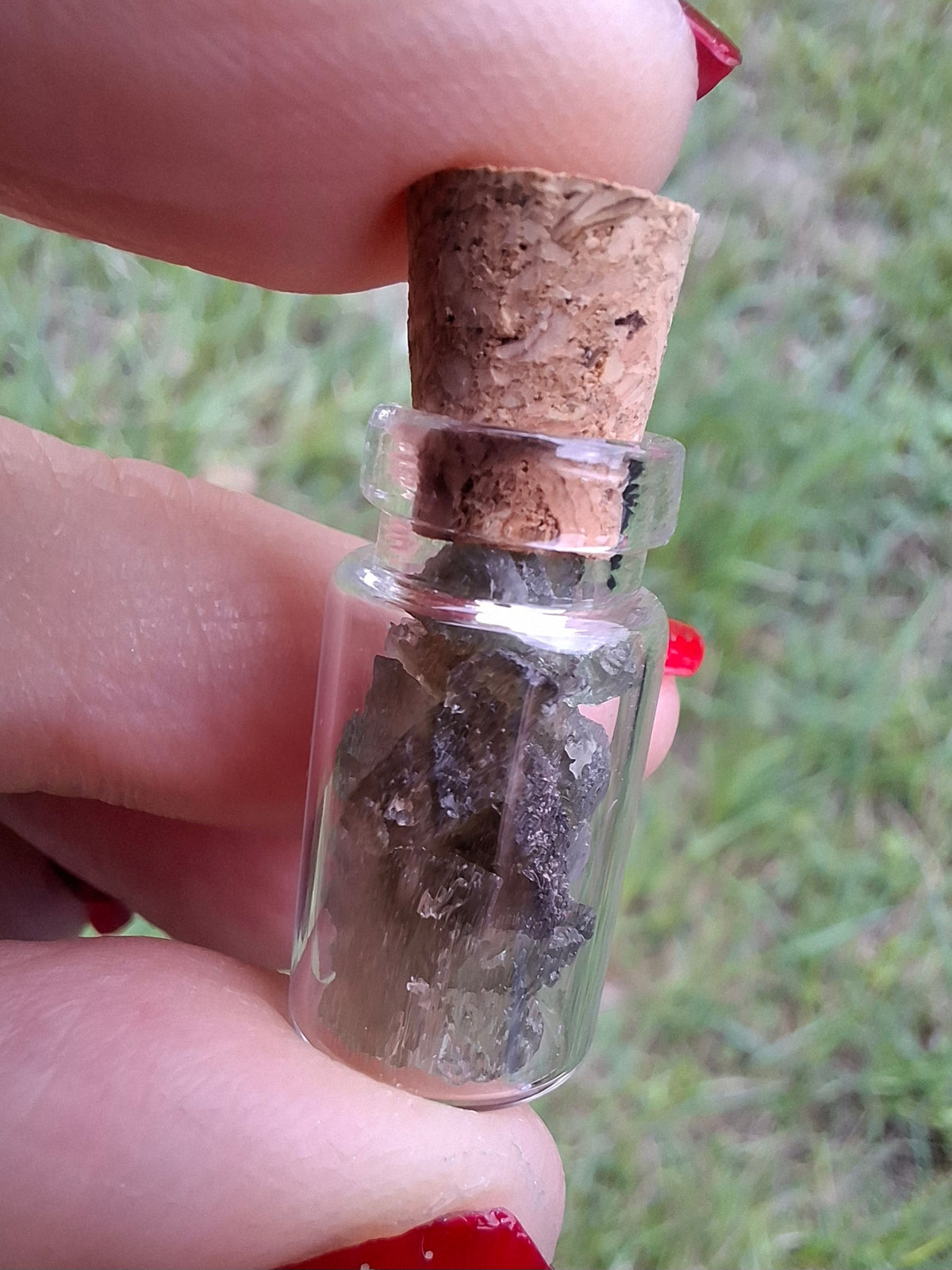 Moldavite Chips (1.00g) in 1ml Bottle, Tektite (Ref: B33)