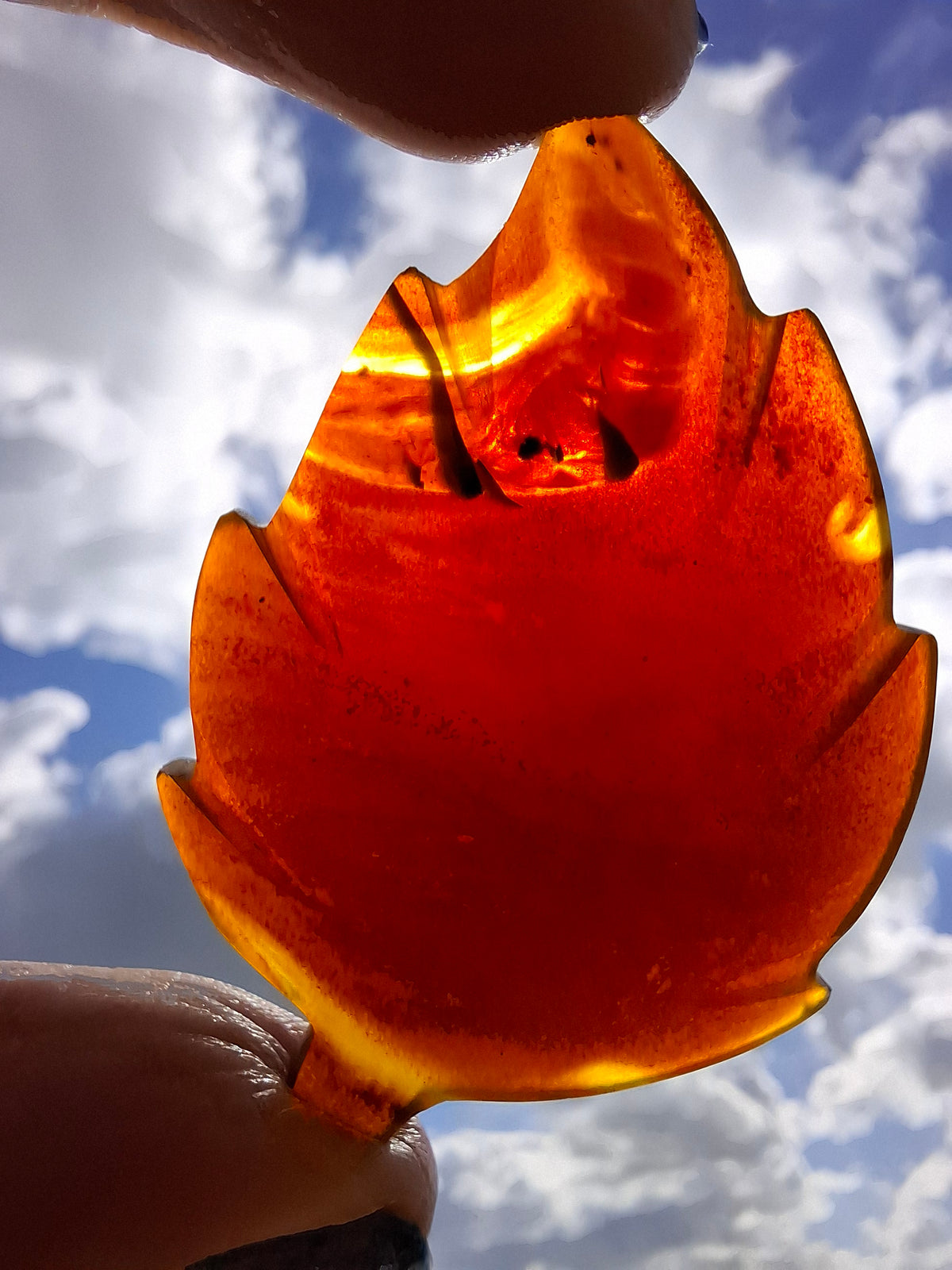 Red Amber Leaf Carving, 7.69g, Fossil (Ref: Leaf10)