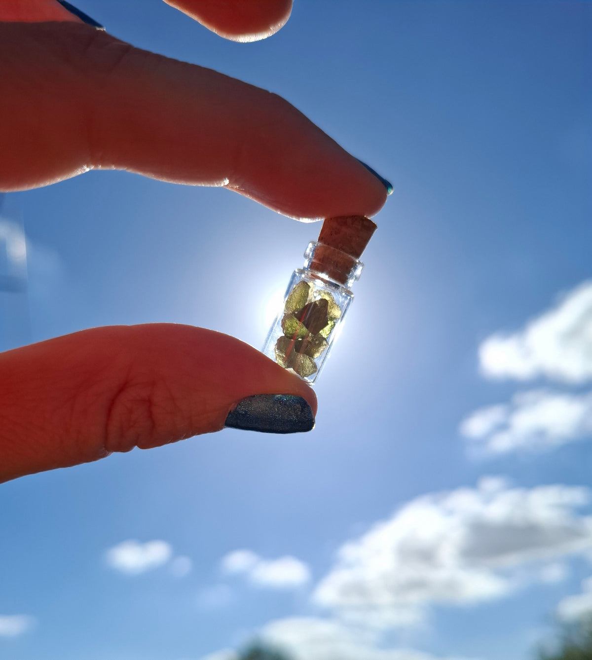 Moldavite Chips (1.00g) in 1ml Bottle, Tektite (Ref: B36)