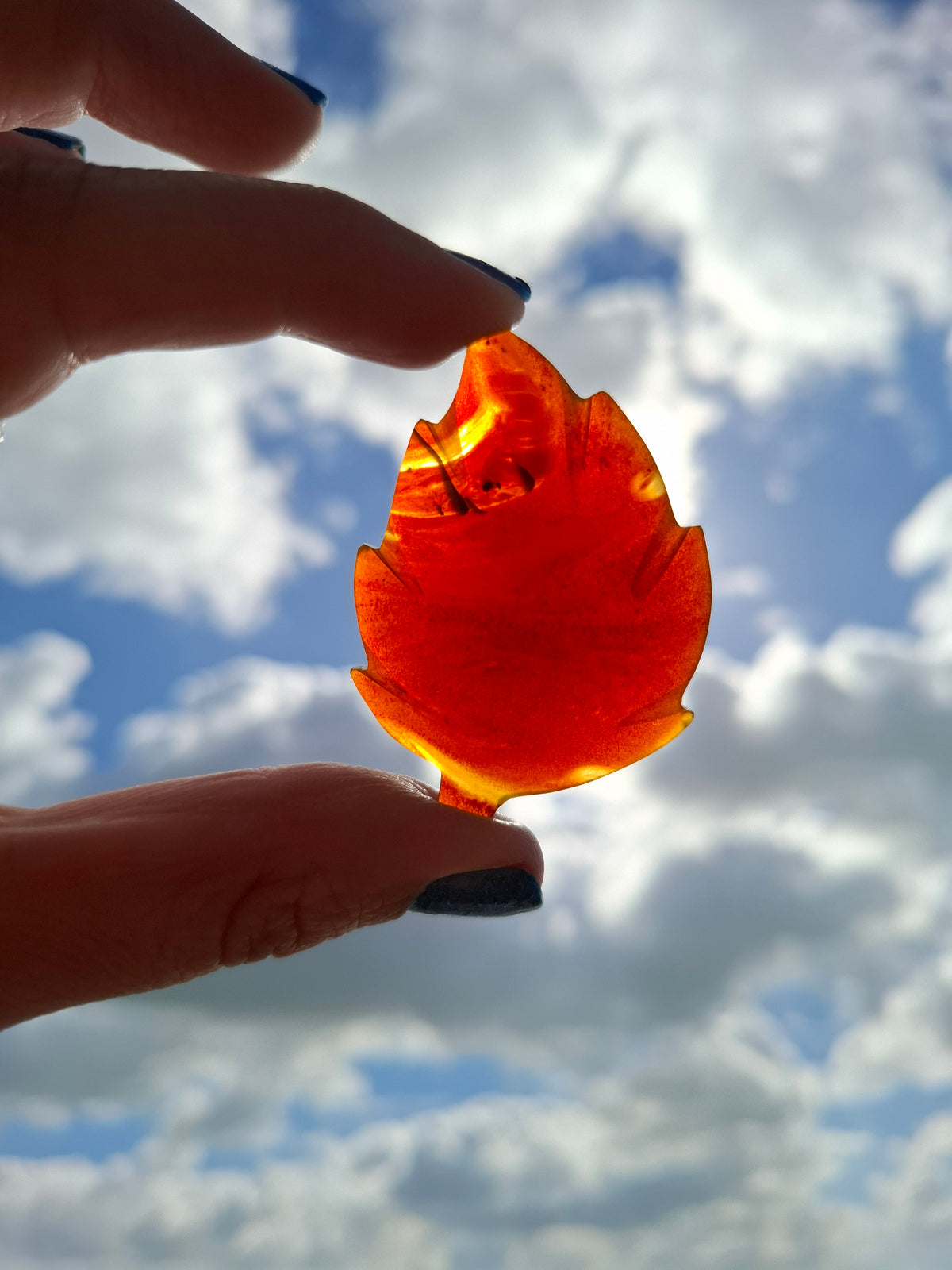 Red Amber Leaf Carving, 7.69g, Fossil (Ref: Leaf10)