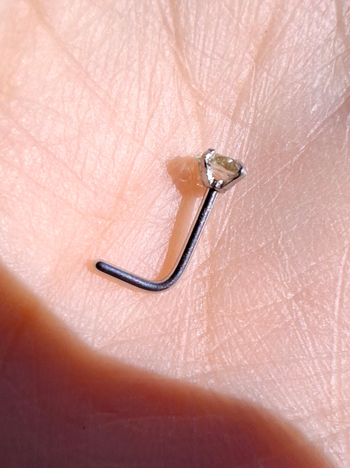 Moldavite (raw) NOSE STUD, 20G, L shape, Surgical steel, Tektite (Ref: N5)