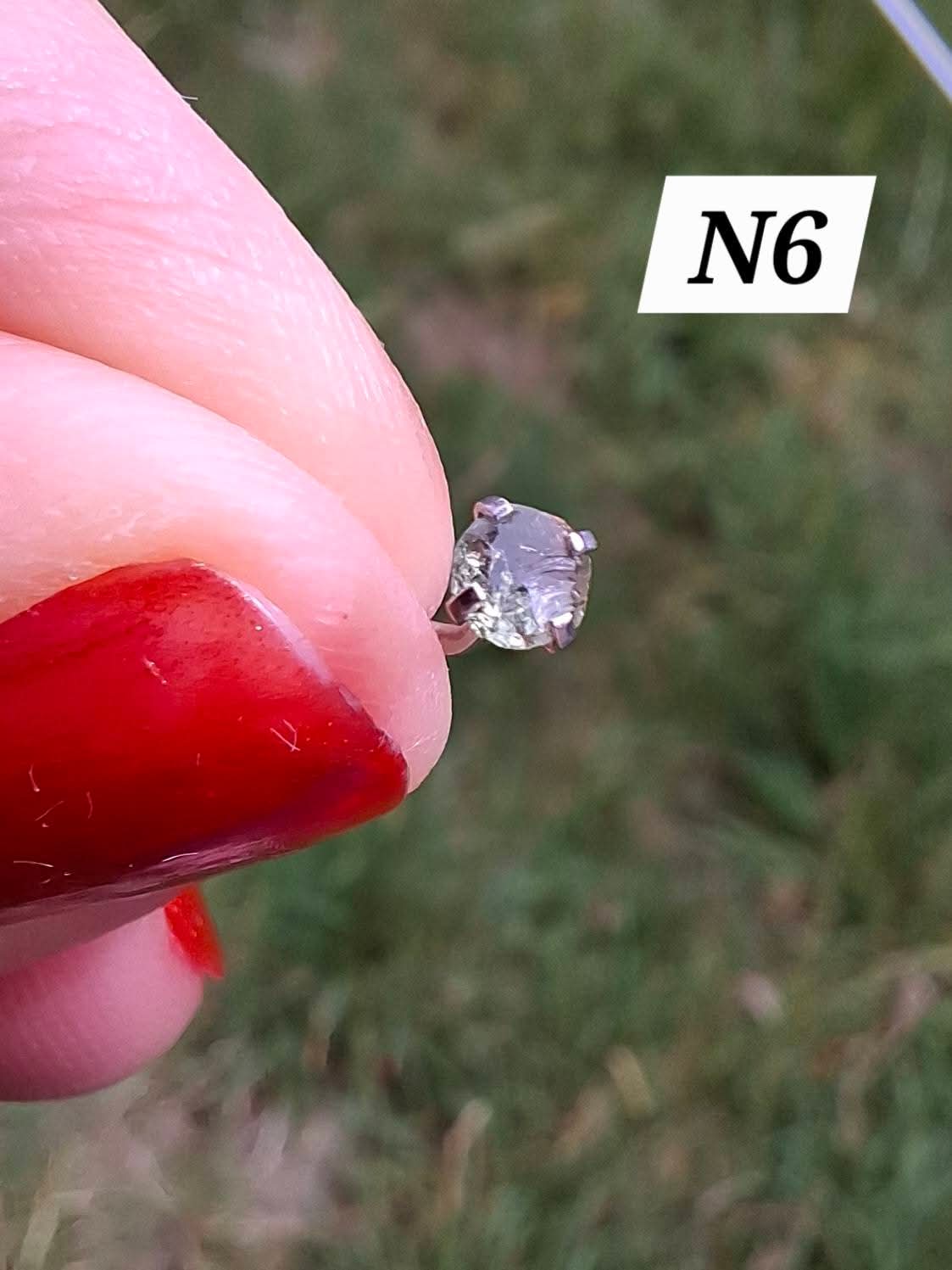 Moldavite (raw) NOSE STUD, 20G, L shape, Surgical steel, Tektite (Ref: N6)